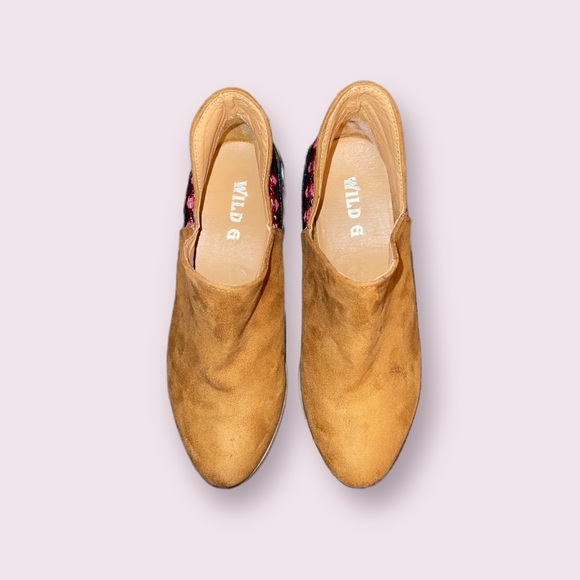 Wild G Embroidered Aztec Suede Ankle Boots NWOT Size Women 6 - Picture 3 of 6